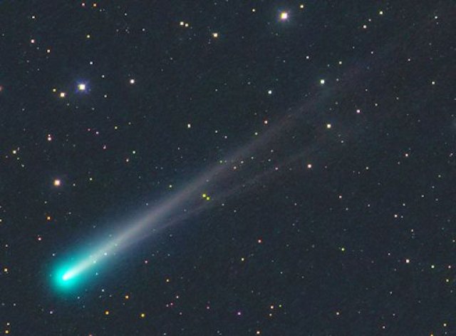 Evento raro nos céus: 4 cometas são visíveis nos céus do planeta Terra