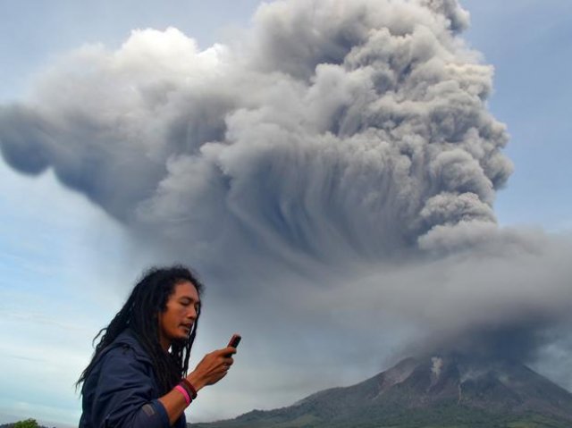 Segundo vulcão entra em erupção na Indonésia; 1,5 mil são evacuados